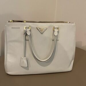 Prada white leather handbag, normal wear, still is beautiful and elegant